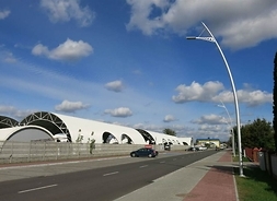 Zdjęcie przedstawia wyremontowany odcinek drogi oraz chodniki