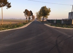 Zdjęcie przedstawia odcinek wyremontowanej drogi