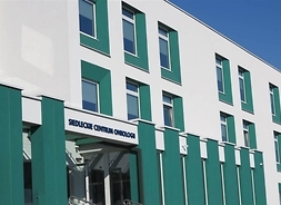 Zdjęcie przedstawia wejście do budynku centrum onkologii