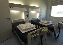 Na zdjęciu widoczna jest sala pacjentów z dwoma łóżkami