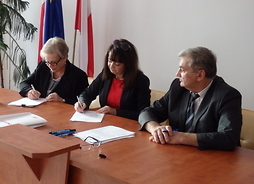 Umowę przy stole podpisuje Wicemarszałek Janina Ewa Orzełowska i Skarbnik Gminy Anna Blondyk.