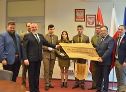 drewniane loho oraz herb Mazowsza trzymają marszałek Adam Struzik oraz dyrektor Mirosław Dziedzicki