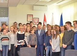 młodzież warszawskiej szkoły, marszałek Adam Struzik oraz pracownicy urzędu pozują do wspólnego zdjęcia