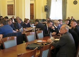 Grupa radnych PiS oraz PO uczestnicząca w posiedzeniu