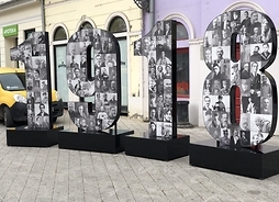 Część instalacji upamiętniającej rocznicę zjednoczenia Wojwodiny z Serbią. Są to wielkie liczby 1918, czyli rok zjednoczenia