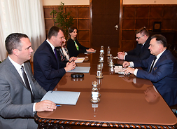 Spotkanie bilateralne. Na zdjęciu marszałek Struzik i Igor Mirović wraz ze współpracownikami