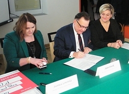 przy stole siedzą marszałek Adam Struzik oraz dyrektor szpitala w Nowym Mieście nad Pilicą Joanna Czerwińska, podpisują umowy na zakup srzętu dla szpitala