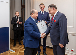 Prezes ZBP wręcza marszałkowi dyplom uznania