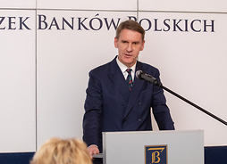 Przy mównicy przemawia wiceprezes ZBP Włodzimierz Kiciński