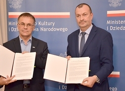 wiceminister kultury i dziedzictwa narodowego Jarosław Sellin, wicemarszałek Wiesław Raboszuk  trzymają w rękach teksty umowy
