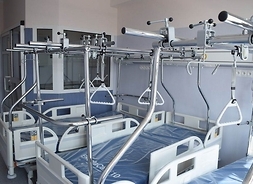 Zdjęcie przedstawia salę z łóżkami chorych na oddziale ortopedii.