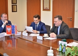 Przy stole umowę podpisuje burmistrz Karczewa, obok siedzi jego zastępca