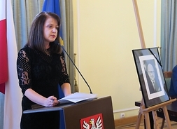 Przy mównicy przemawia Członek Zarządu Województwa Mazowieckiego Janina Ewa Orzełowska