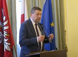 Przemawia przy mównicy Przewodniczący Komisji Ochrony Środowiska Mirosław Augustyniak