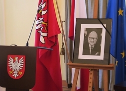 Czarno-białe Zdjęcie prezydenta Gdańska Pawła Adamowicza udekorowane kirem