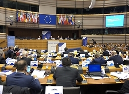 członkowie regionów europejskich podczas sesji plenarnej w Brukseli