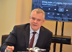 Podczas dyskusji wypowiada się Marcin Podgórski, dyrektor Departamentu Gospodarki Odpadami, Emisji i Pozwoleń Zintegrowanych UMWM