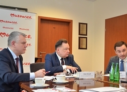 Przy stole siedzą dyrektor Podgórski, marszałek Struzik i dyrektor Wajda