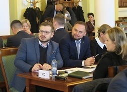 Radni Koalicji Obywatelskiej Krzysztof Strzałkowski i Bartosz Wiśniakowski przy stole
