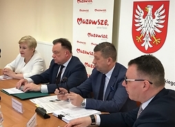 Przy stole konferencyjnym siedzą: marszałek Adam Struzik, członek zarządu województwa Elżbieta Lanc oraz radny Mirosław Augustyniak
