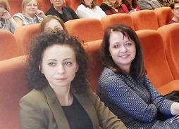 członek zarządu Janina Ewa Orzełowska siedzi na sali konferencyjnej, obok niej kolejni uczestnicy spotkania