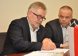 Umowę podpisuje burmistrz Grodziska Mazowieckiego Grzegorz Benedykciński, obok siedzi skarbnik gminy