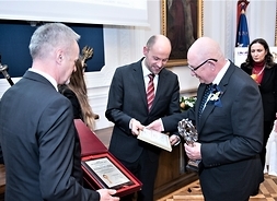 Sekretarz Województwa – Dyrektor Urzędu Waldemar Kuliński trzyma w ręku nagrodę - statuetkę dla urzędu marsząłkowskiego
