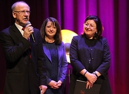 Na zdjęciu stoją: zastępca burmistrza Krzysztof Michalik, członek zarządu Janina Ewa Orzełowska oraz zastępca dyrektora Elżbieta Sielicka