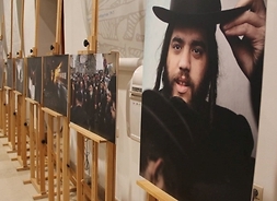 Od prawej do lewej - eksponaty na wystawie fotograficznej „Chasydzkie powroty do miejsc niezapomnianych”.