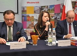 Od lewej: marszałek Adam Struzik, członek zarządu Janina Ewa Orzełowska, dyrektor Departamentu Rolnictwa i Rozwoju Obszarów wiejskich UMWM Radosław Rybicki przy stole