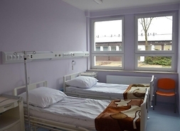 sala szpitalna, obok siebie stoją 2 łóżka