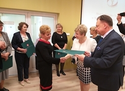 marszałke Adadm Struzik i członek zarządu Elzbita Lanc wręczają dyplomy uznania pracownikom oodziału chorób płuc w płockim szpitalu