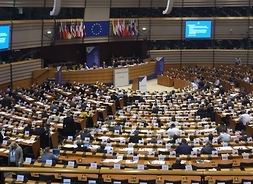 Widok na salę obrad, znajdująca się w Parlamencie Europejskim (tzw. hemicycle), w której zebrali się członkowie Europejskiego Komitetu Regionów podczas 134. posiedzenia plenarnego by rozmawiać m.in. o ochronie praw podstawowych i wartościach UE, praworządności oraz działań podejmowanych na rzecz Europy bardziej sprzyjającej włączeniu społecznemu