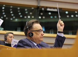 Podczas kwietniowego posiedzenia plenarnego KR członkowie głosowali nad przyjęciem niezbędnych poprawek do projektu opinii w sprawie realizacji strategii leśnej UE, marszałek Adam Struzik wyraził w głosowaniu poparcie dla ostatecznej wersji zaproponowanego tekstu