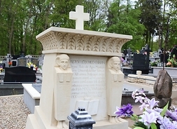 Zabytkowy nagrobek-pomnik na cmentarzu