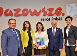 Trójka beneficjentow PROW 2014-2020 w otoczeniu marszałka Adaam Struzika oraz członek zarządu Janiny Ewy Orzełowskiej