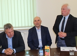 przemawia prezes koordynatora klastra Sławomir Rzeźnicki, obok siedzą sadownicy z powiatu grójeckiego
