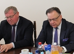 siedzą obok siebie marszałek Adam Struzik, radny województwa mazowieckiego Leszek Przybytniak