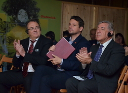w rzędzie siedzą Roby Biwer z Komitetu Regionów, prezydent m.st. Warszawy  Rafał Trzaskowski i komisarz Karmenu Vella