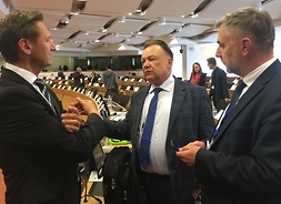 Adam Struzik, Olgierd Geblewicz i Marek Wożniak stoją obiok siebie, są w trakcie dyskusji po kKomisji Coter