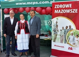 na tle banera samorzadu Mazowsza jako organizatora pikników stoją trzy osoby, w tym dyrektor delegatury UMWM w Ostrołęce Mariusz Popielarz