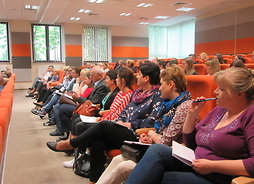 widok na salę pełną uczestników spotkania w Siedlcach siedzących w rzędach foteli wykładowych