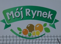 logo targowiska - nazwa Mój Ryneczek (białe lityery na zielonym tle), pod nazwą grafika - różnokolorowe owoce