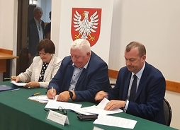Umowę podpisują samorządowcy z gminy Płońsk