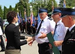 Przekazanie okolicznościowych dyplomów zasłużonym strażakom z OSP Głosków
