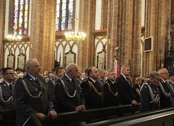Policjanci w galowych mundurach słuchają mszy w siedleckiej katedrze