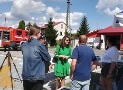 Janina Ewa Orzełowska rozmawia z uczestnikami pikniku
