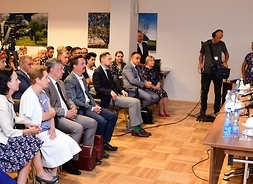 sala konferecyjna, przedstawicielei gmin i mazowieckich powiatów wita marszałek Adam Struzik