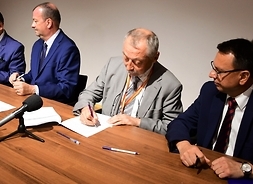przy stole, na siedząco umowy podpisują reprezentacji samorządu Mazowsza i Dzielnicy Mokotów