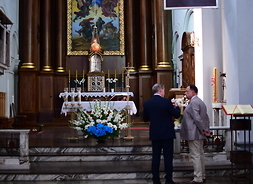 marszałek Adam Struzik i ks. kan. Mariusz Oryl - proboszcz parafii św. Benedykta w Płocku-Radziwiu oglądają zabytki w kościele parafialnym
